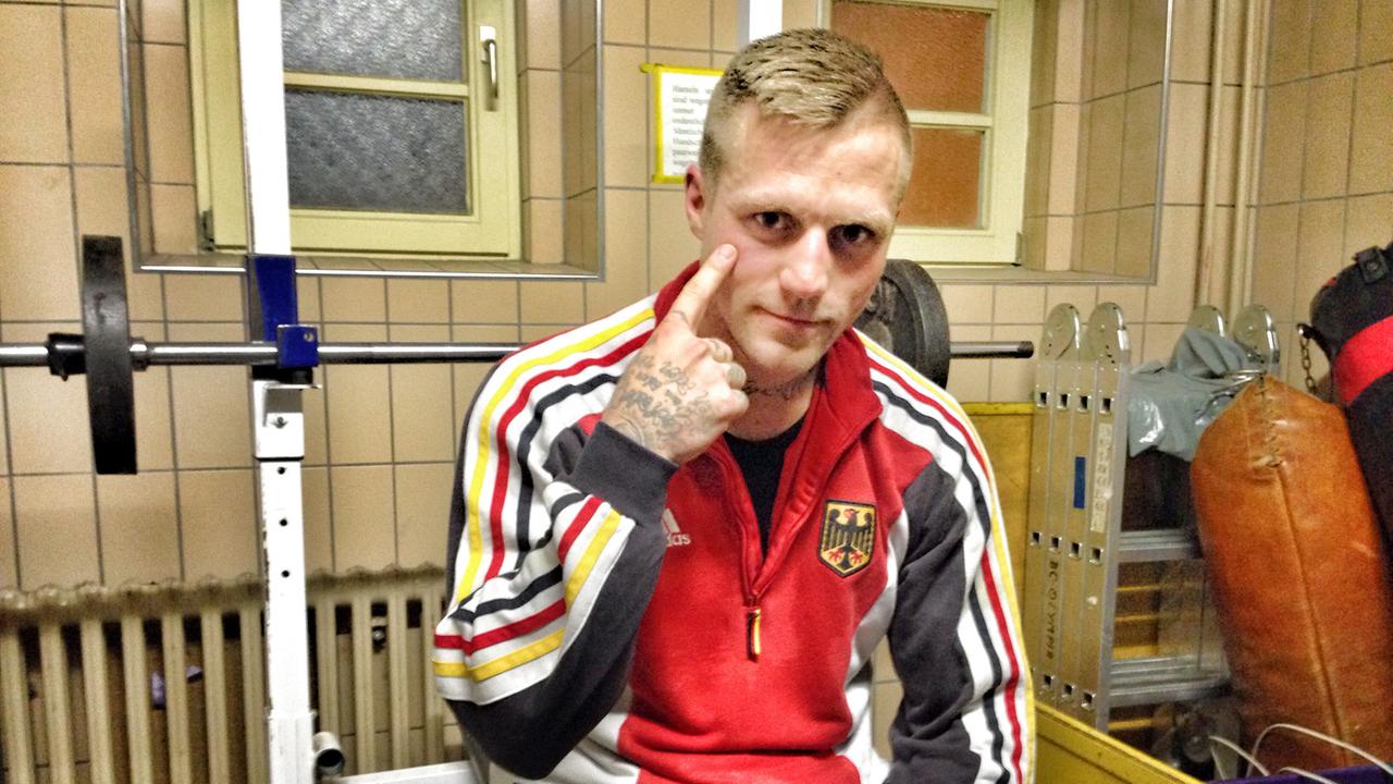 "Kontra K" hat sich einen Namen in der Rapmusikszene gemacht. Seine Texte fallen aus dem Rahmen – immer wieder geht es um Kampfsport. "Kontra K" hat sich einen Namen in der Rapmusikszene gemacht. Seine Texte fallen aus dem Rahmen – immer wieder geht es um Kampfsport.