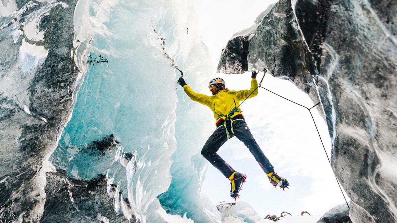 Der Tiroler Bergsteiger Hansjörg Auer beim Eisklettern mit Steigeisen. (undatiert) Der Tiroler Bergsteiger Hansjörg Auer beim Eisklettern mit Steigeisen. (undatiert)