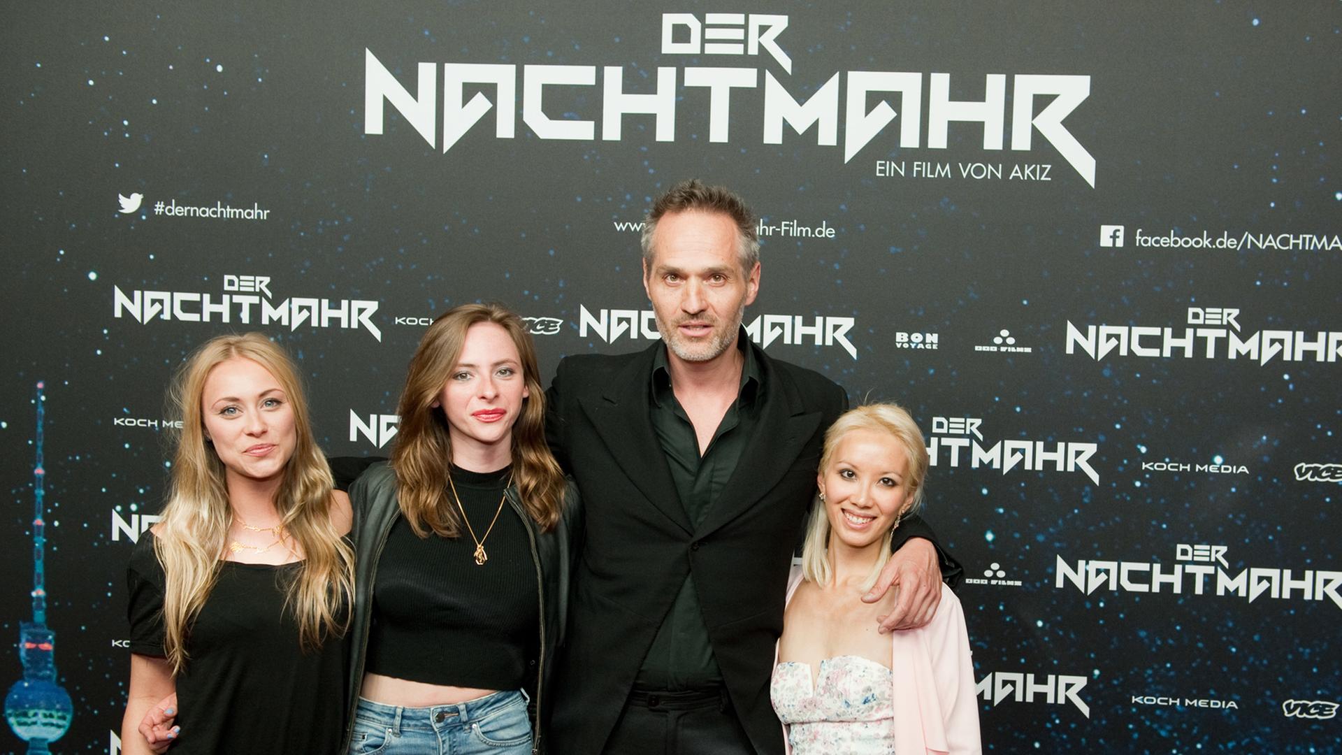 Die Schauspielerinnen Sina Tkotsch, Carolyn Genzkow, der Regisseur Akiz und die Schauspielerin Lynn Femme bei der Premiere des Films "Der Nachtmahr". Die Schauspielerinnen Sina Tkotsch, Carolyn Genzkow, der Regisseur Akiz und die Schauspielerin Lynn Femme bei der Premiere des Films "Der Nachtmahr".