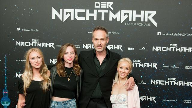 Die Schauspielerinnen Sina Tkotsch, Carolyn Genzkow, der Regisseur Akiz und die Schauspielerin Lynn Femme bei der Premiere des Films "Der Nachtmahr".