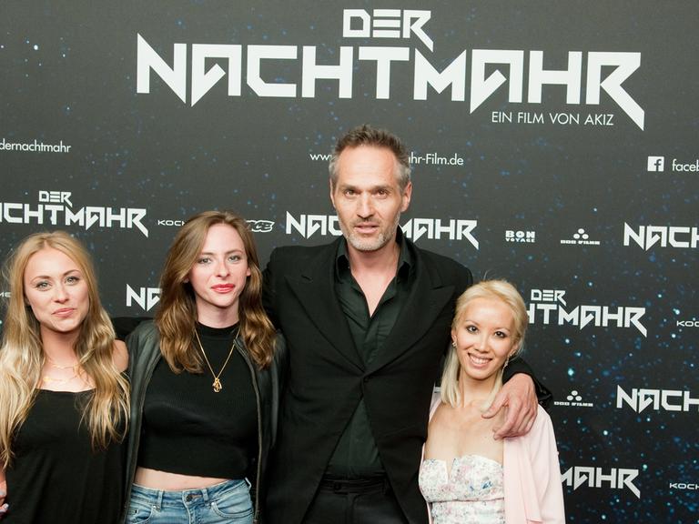 Die Schauspielerinnen Sina Tkotsch, Carolyn Genzkow, der Regisseur Akiz und die Schauspielerin Lynn Femme bei der Premiere des Films "Der Nachtmahr".