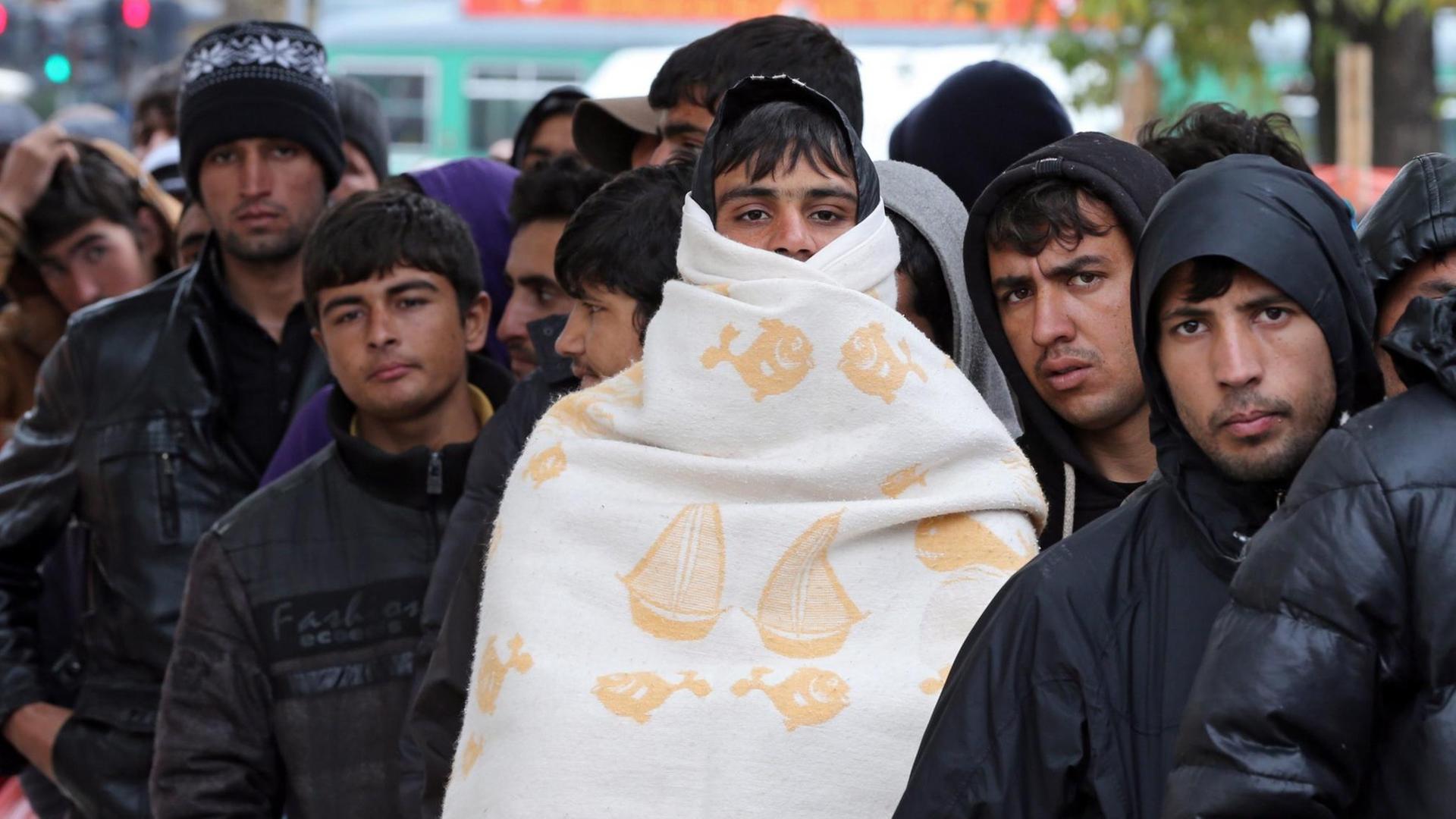 Flüchtlinge stehen in der Schlange und warten auf Essen vom "Centre for Humanitarian Aid" in Belgrad, Serbien. Flüchtlinge stehen in der Schlange und warten auf Essen vom "Centre for Humanitarian Aid" in Belgrad, Serbien.