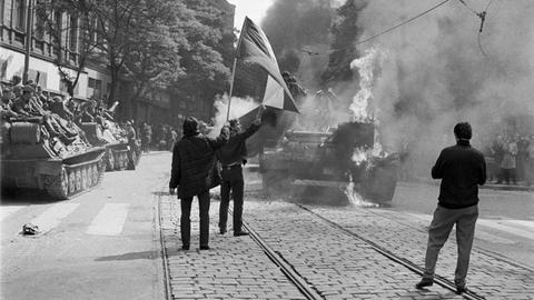 Nach Protesten gegen den Einmarsch sowjetischer Truppen in Prag brennt ein sowjetischer Panzer