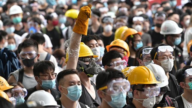 Demonstranten blockieren die Straßen im Regierungsviertel von Hongkong