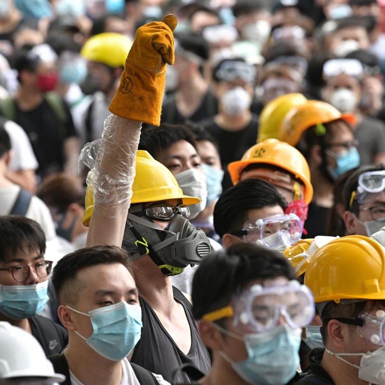 Demonstranten blockieren die Straßen im Regierungsviertel von Hongkong