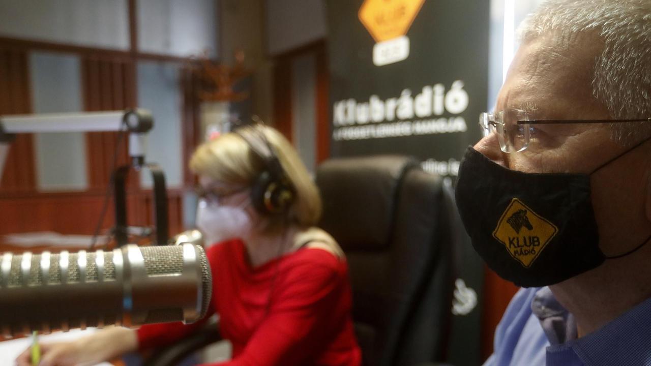 Eine Moderatorin und ein Moderator sitzen am Mikrofon im Studio des ungarischen Radiosenders "Klubradio" Eine Moderatorin und ein Moderator sitzen am Mikrofon im Studio des ungarischen Radiosenders "Klubradio"