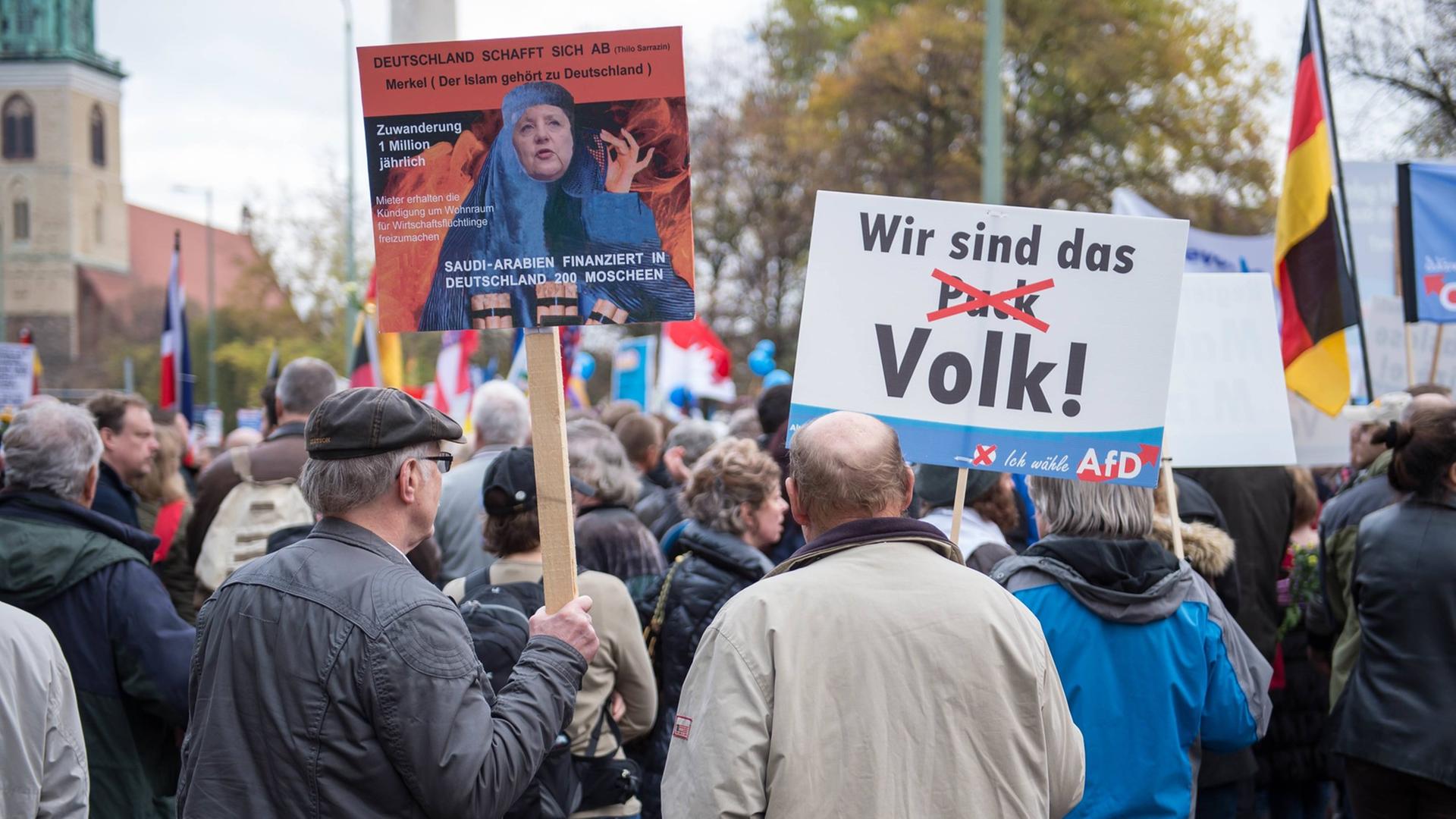 Bis zu 2500 Anhänger der Alternative für Deutschland (AfD) bei einer Demonstration in Berlin Bis zu 2500 Anhänger der Alternative für Deutschland (AfD) bei einer Demonstration in Berlin