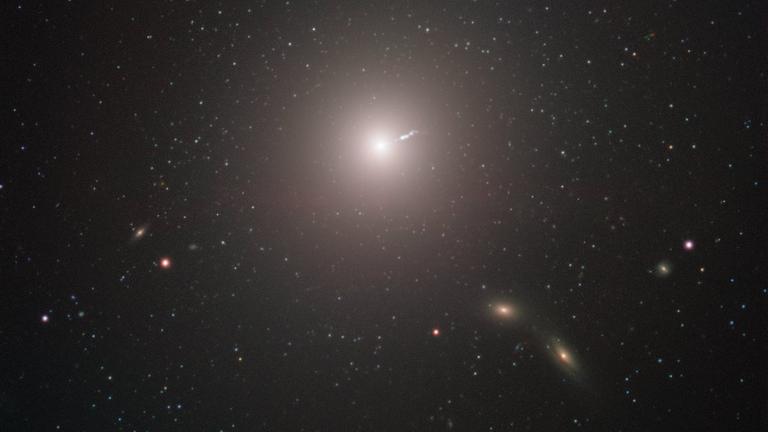 Die elliptische Riesengalaxie M 87 im Sternbild Jungfrau enthält ein sehr massereiches Schwarzes Loch Die elliptische Riesengalaxie M 87 im Sternbild Jungfrau enthält ein sehr massereiches Schwarzes Loch