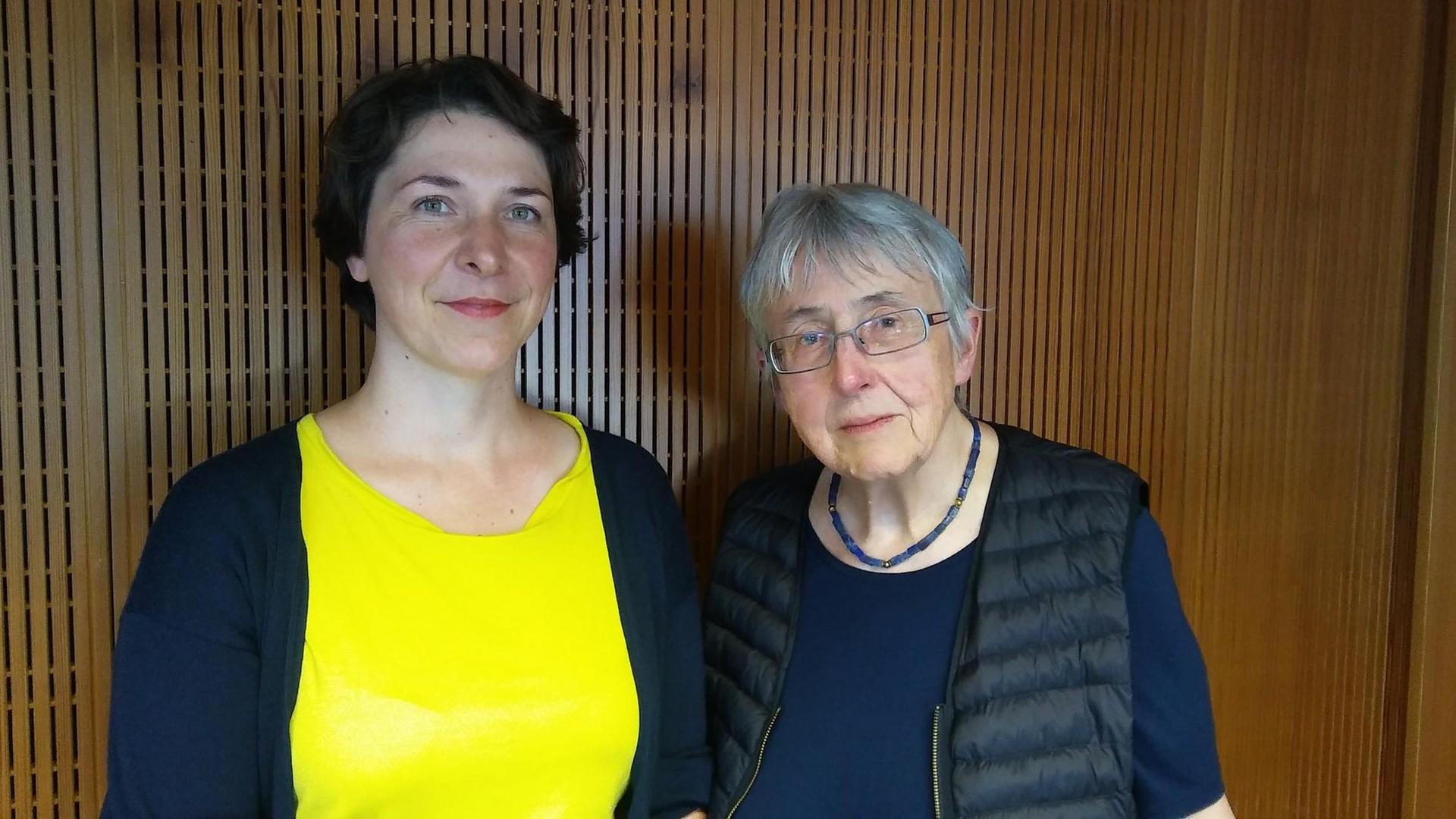 Die ehemalige Geschäftsführerin des Bundes der "Euthanasie"-Geschädigten und Zwangssterilisierten (BEZ), Margret Hamm (re.) und Dlf-Redakteurin Johanna Herzing. Die ehemalige Geschäftsführerin des Bundes der "Euthanasie"-Geschädigten und Zwangssterilisierten (BEZ), Margret Hamm (re.) und Dlf-Redakteurin Johanna Herzing.