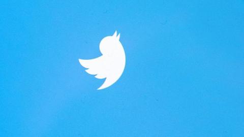 Das weiße Twitter-Logo in Form eines zwitschernden Vogels auf blauem Hintergrund.