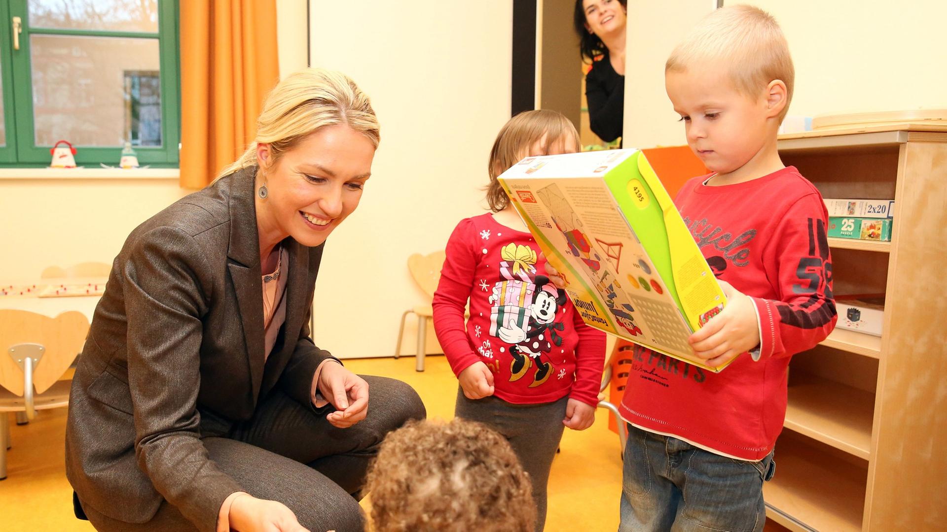 Manuela Schwesig in der 24-Stunden-Kita "nidulus duo" in Schwerin Manuela Schwesig in der 24-Stunden-Kita "nidulus duo" in Schwerin
