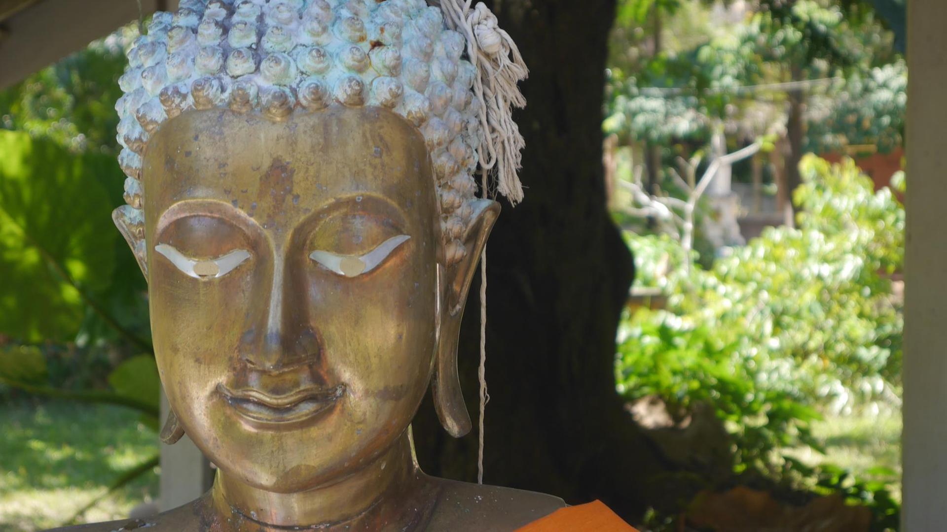 Eine Buddha-Statue Eine Buddha-Statue