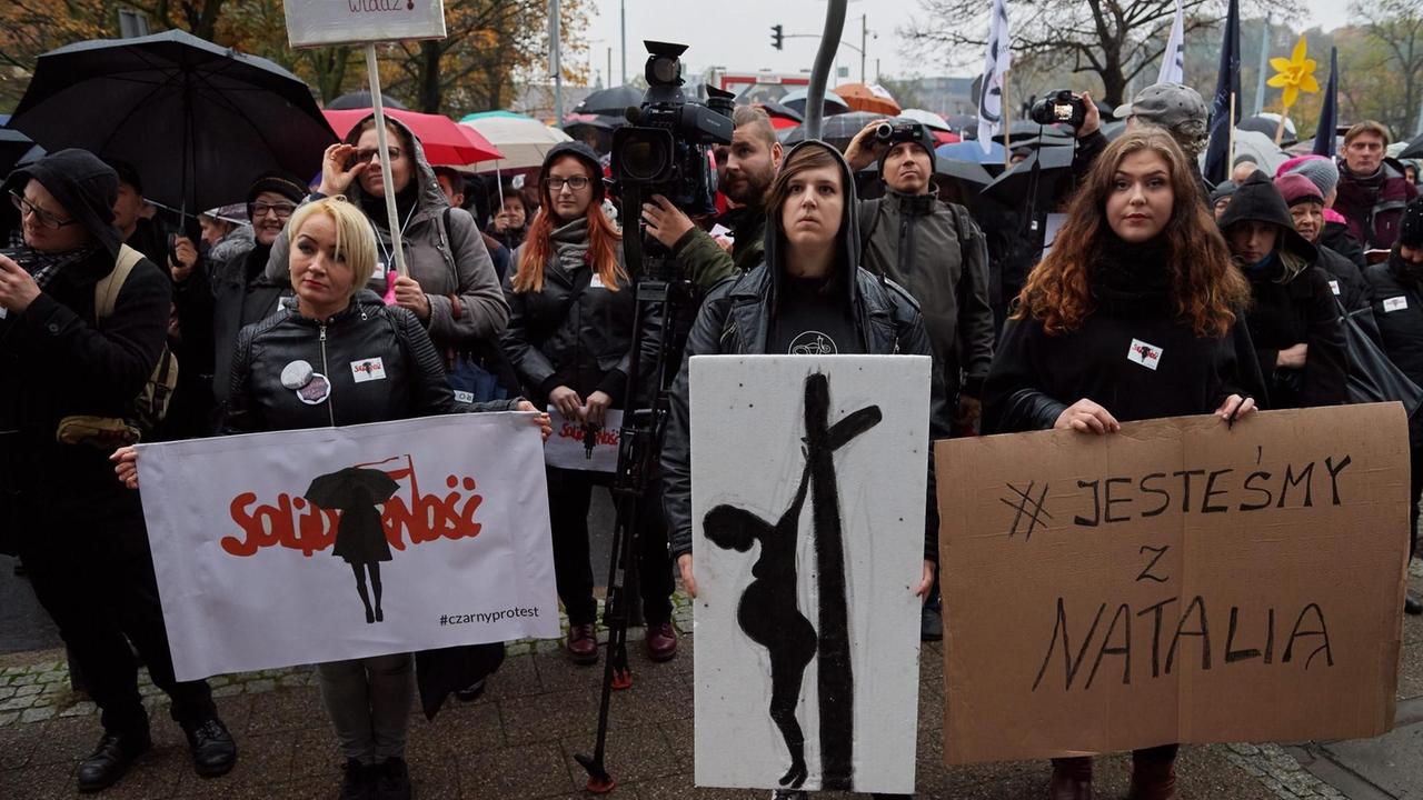 Tausende Frauen protestierten - wie hier in Gdansk - gegen die polnische Regierung Tausende Frauen protestierten - wie hier in Gdansk - gegen die polnische Regierung