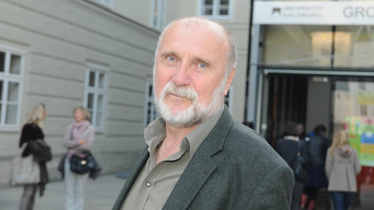 Der bosnische Autor Dzevad Karahasan schaut in die Kamera. Der bosnische Autor Dzevad Karahasan schaut in die Kamera.