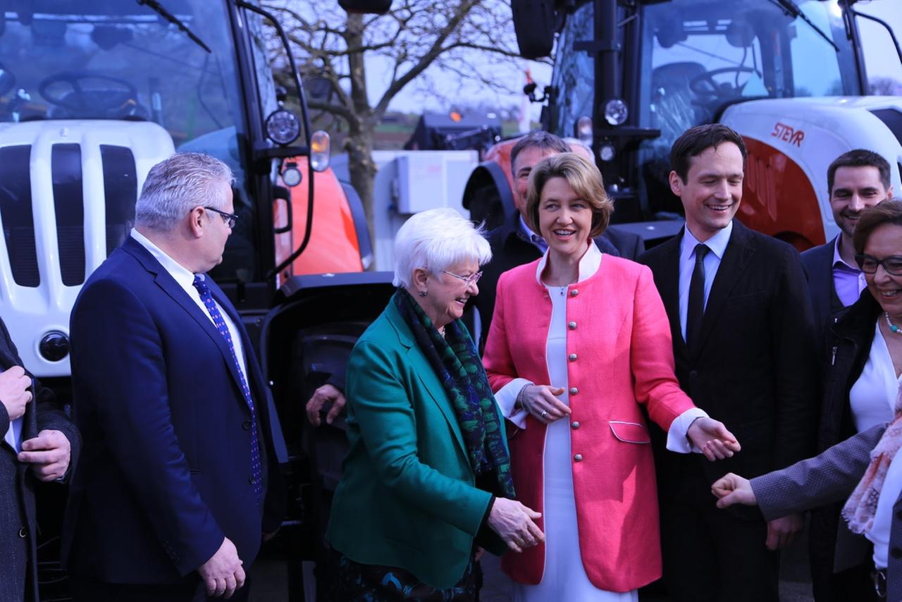Gerda Hasselfeldt besucht die Landwirtschaftsmesse in Holzhausen. Gerda Hasselfeldt besucht die Landwirtschaftsmesse in Holzhausen.