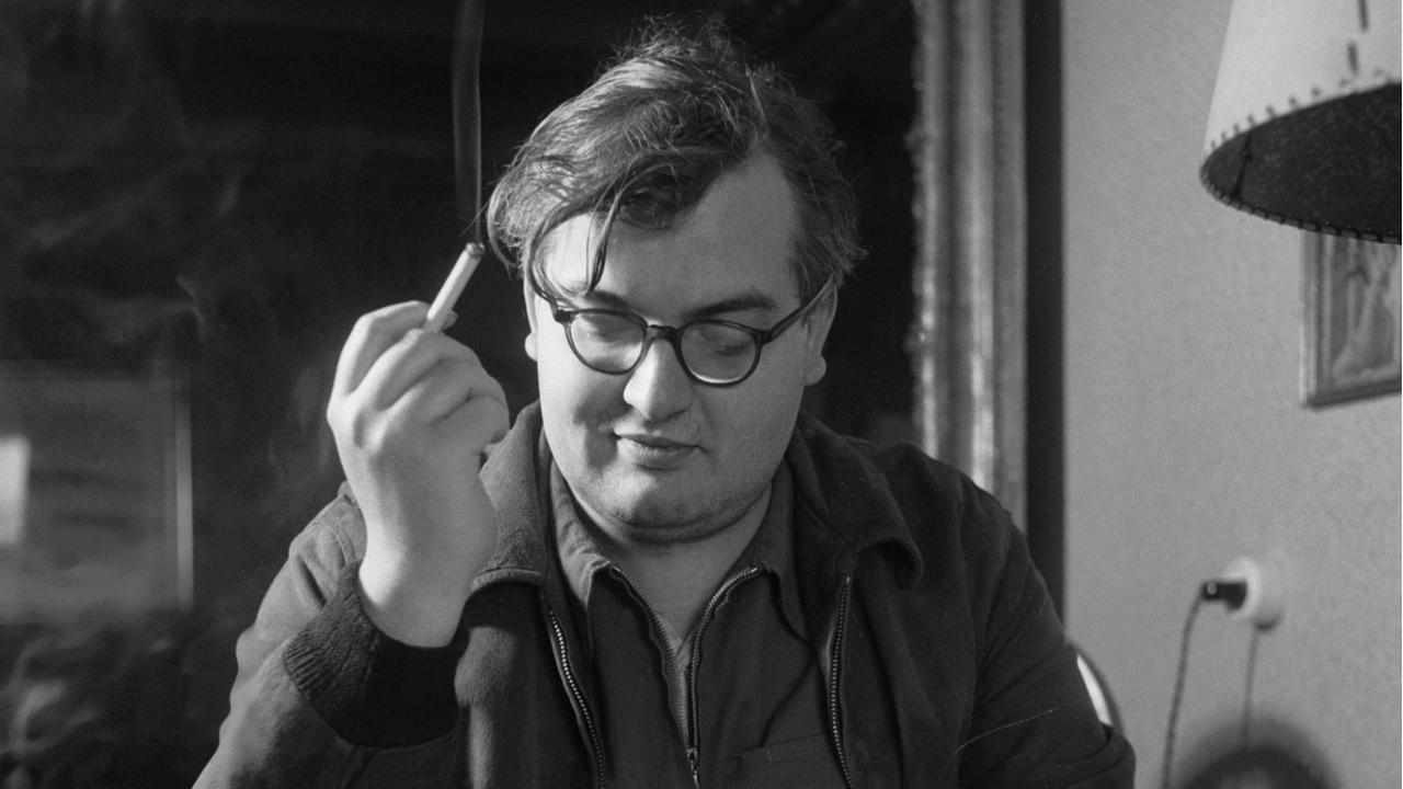 Der Schweizer Schriftsteller, Dramatiker und Essayist Friedrich Dürrenmatt, abgebildet Ende der 1940er Jahre. Der Schweizer Schriftsteller, Dramatiker und Essayist Friedrich Dürrenmatt, abgebildet Ende der 1940er Jahre.