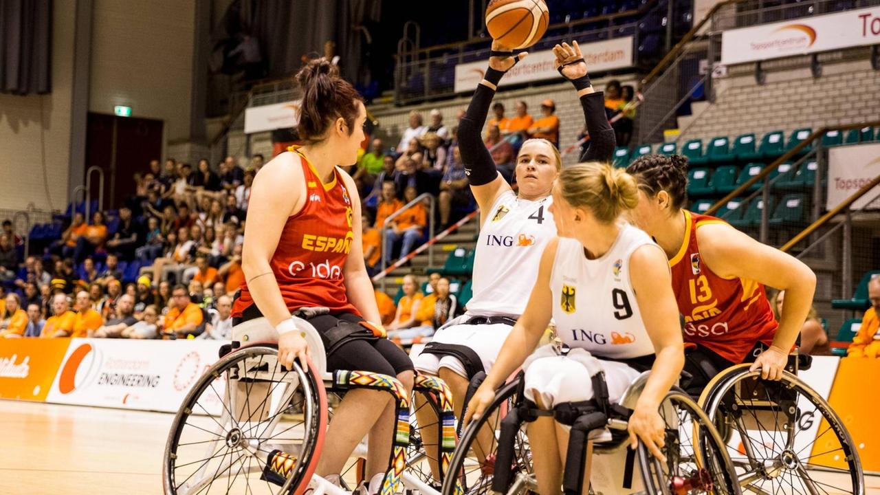 European Championship Women Division A (ECWA) 2019 in Rotterdam: Spiel Deutschland gegen Spanien. Zu sehen sind Virginia Pérez (Trikotnummer 11, Spanien), Mareike Miller (4, Deutschland), Laura Fuerst (9, Deutschland), Victoria Alonso (13, Spanien). European Championship Women Division A (ECWA) 2019 in Rotterdam: Spiel Deutschland gegen Spanien. Zu sehen sind Virginia Pérez (Trikotnummer 11, Spanien), Mareike Miller (4, Deutschland), Laura Fuerst (9, Deutschland), Victoria Alonso (13, Spanien).