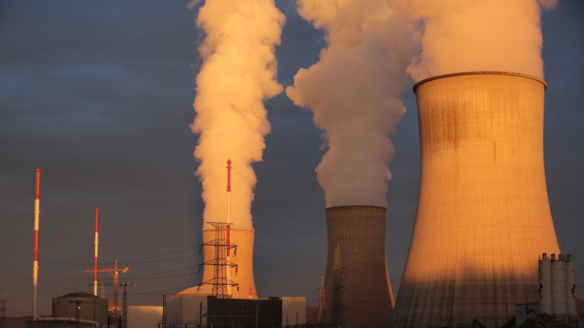 ARCHIV - Dampf steigt am 12.04.2016 in Huy (Belgien) aus Kühltürmen dem Atomkraftwerk Tihange des Betreibers Electrabel. ARCHIV - Dampf steigt am 12.04.2016 in Huy (Belgien) aus Kühltürmen dem Atomkraftwerk Tihange des Betreibers Electrabel.