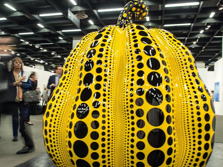 Ein Besucher geht in Köln am Kunstwerk "Pumpkin" aus dem Jahr 2016 von Yayoi Kusama vorbei.