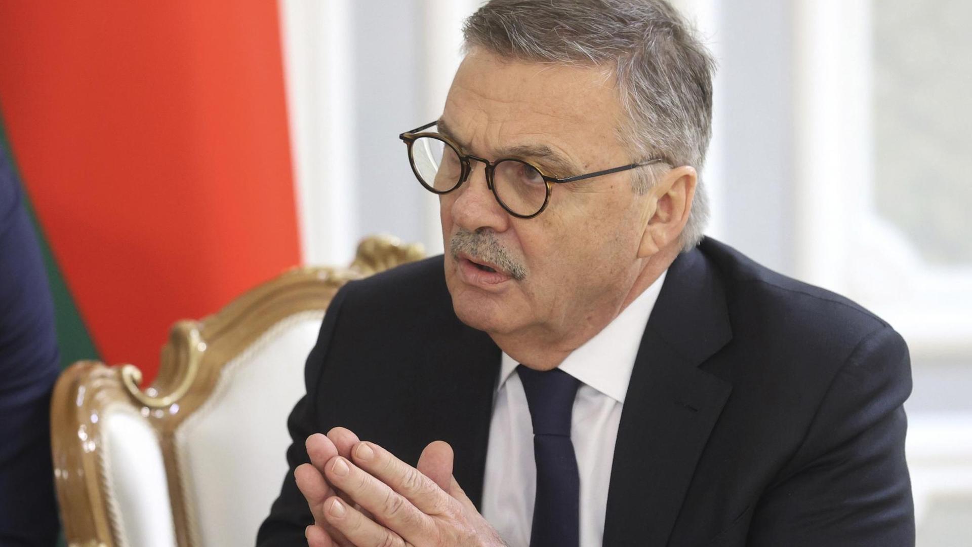 Rene Fasel spricht und hält seine Hände gefaltet. Rene Fasel spricht und hält seine Hände gefaltet.