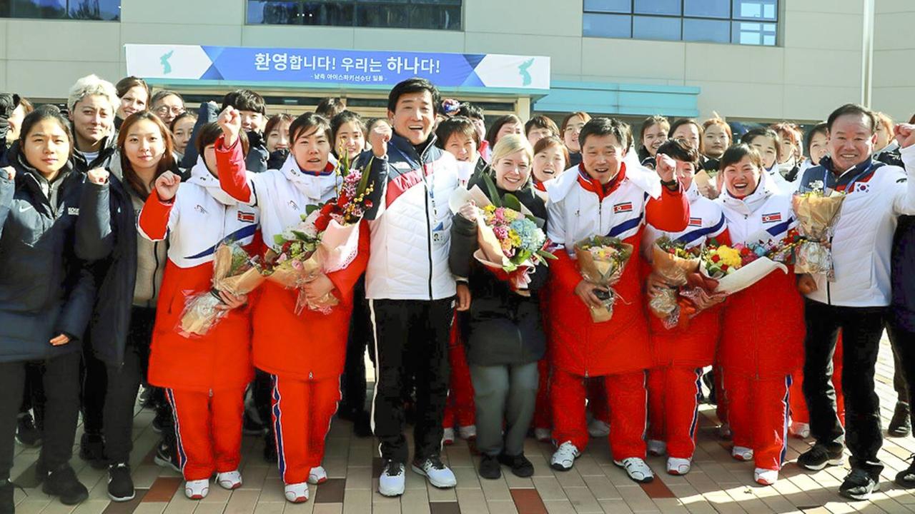 Trainer und Spieler aus Nord- und Südkorea begrüßen sich mit Blumen vor ihrem ersten gemeinsamen Training im Vorfeld der Olympischen Winterspiele im südkoreanischen Pyeongchang. Das Training fand im Jincheon National Training Center südöstlich von Seoul statt. Trainer und Spieler aus Nord- und Südkorea begrüßen sich mit Blumen vor ihrem ersten gemeinsamen Training im Vorfeld der Olympischen Winterspiele im südkoreanischen Pyeongchang. Das Training fand im Jincheon National Training Center südöstlich von Seoul statt.