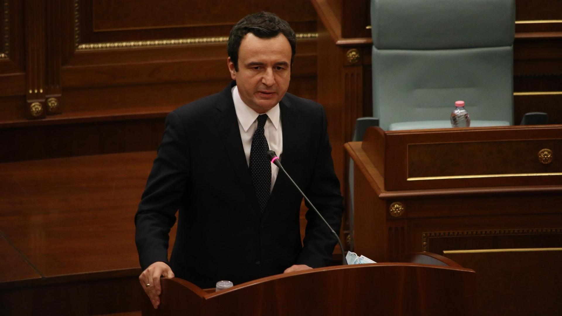 Das Foto zeigt den neu gewählten Premierminister Kosovos Albin Kurti. Er spricht zu den Mitgliedern des Parlaments nach der parlamentarischen Wahlsitzung in Pristina am 22. März 2021. Das Foto zeigt den neu gewählten Premierminister Kosovos Albin Kurti. Er spricht zu den Mitgliedern des Parlaments nach der parlamentarischen Wahlsitzung in Pristina am 22. März 2021.
