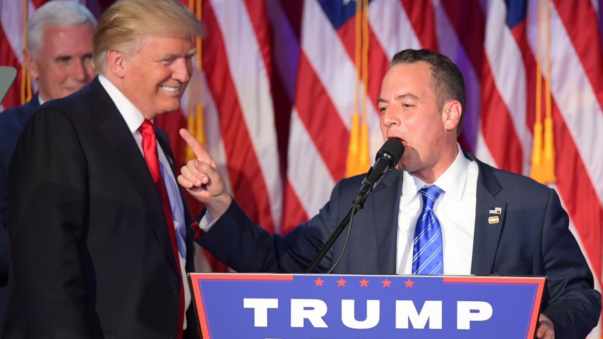 US-Präsident Donald Trump steht am Tag nach der Wahl zusammen mit dem damaligen Parteichef der Republikaner, Reince Priebus, an einem Rednerpult. US-Präsident Donald Trump steht am Tag nach der Wahl zusammen mit dem damaligen Parteichef der Republikaner, Reince Priebus, an einem Rednerpult.