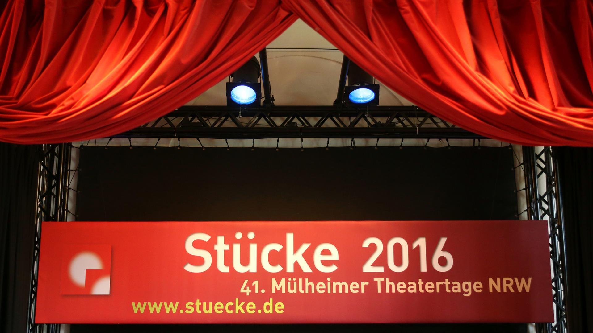 Blick auf die Bühne vom Theater an der Ruhr in Mülheim - zu sehen ist das Banner der 41. Mülheimer Theatertage Blick auf die Bühne vom Theater an der Ruhr in Mülheim - zu sehen ist das Banner der 41. Mülheimer Theatertage