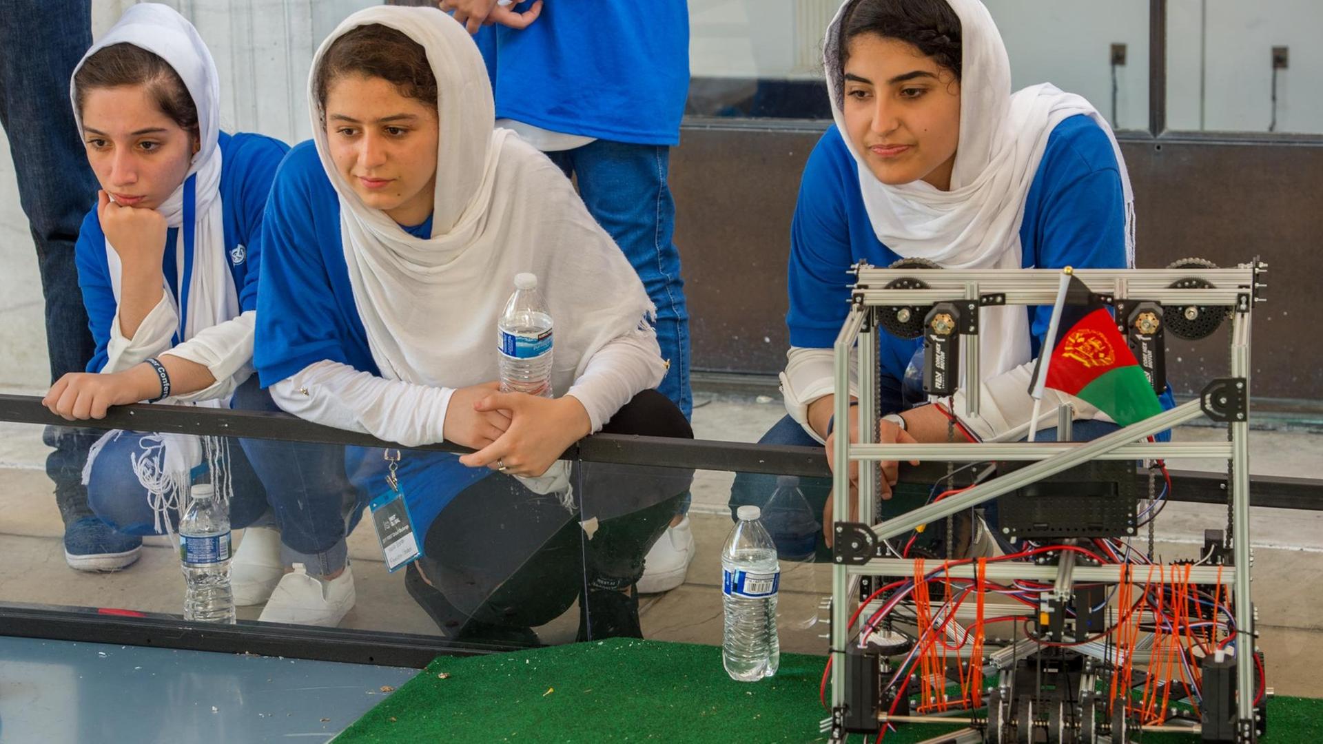 Das afghanische Mädchen-Team beim Roboterwettbewerb "First Global Challenge". Das afghanische Mädchen-Team beim Roboterwettbewerb "First Global Challenge".