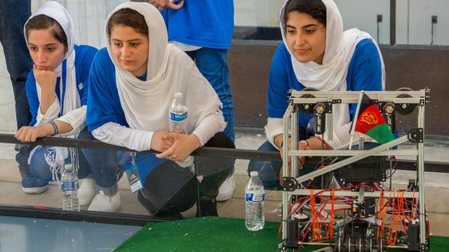 Das afghanische Mädchen-Team beim Roboterwettbewerb "First Global Challenge".