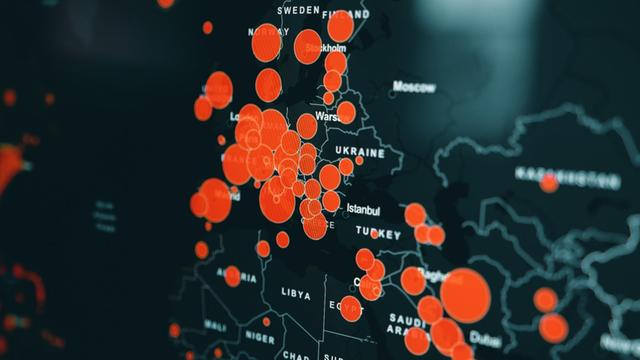 Rote Punkte zeigen auf einer digitalen Karte die Ausbruchszentren von COVID-19 in Europa an.