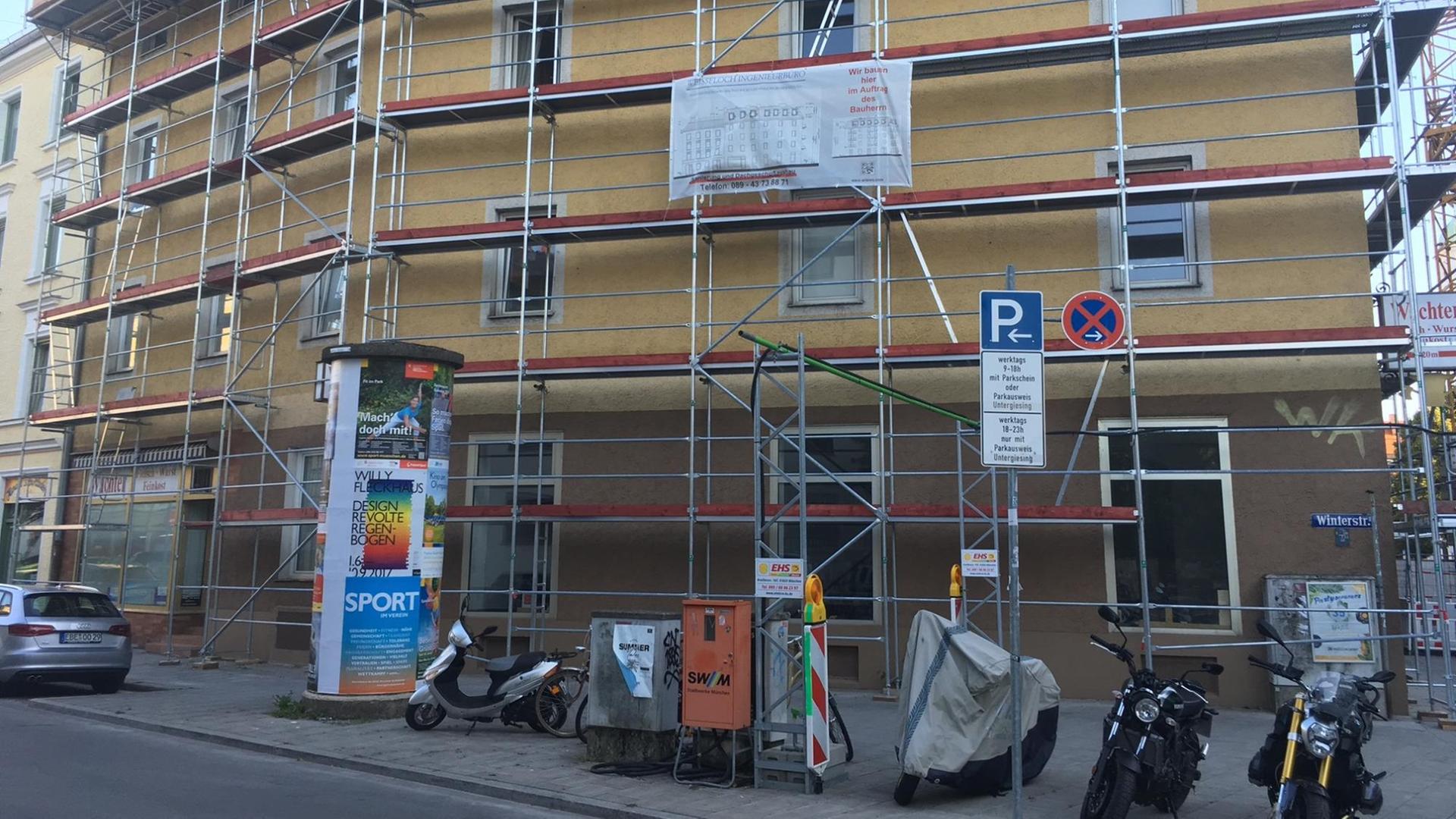 Das Gebäude in München-Untergiesing. Der Verein SOS-Kinderdorf lässt hier gerade diverse Dinge sanieren. Das Gebäude in München-Untergiesing. Der Verein SOS-Kinderdorf lässt hier gerade diverse Dinge sanieren.