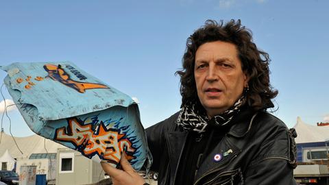 Der Künstler und Aktivist Hermann Josef Hack bei seiner Aktion "Klimaflüchtlingscamp"