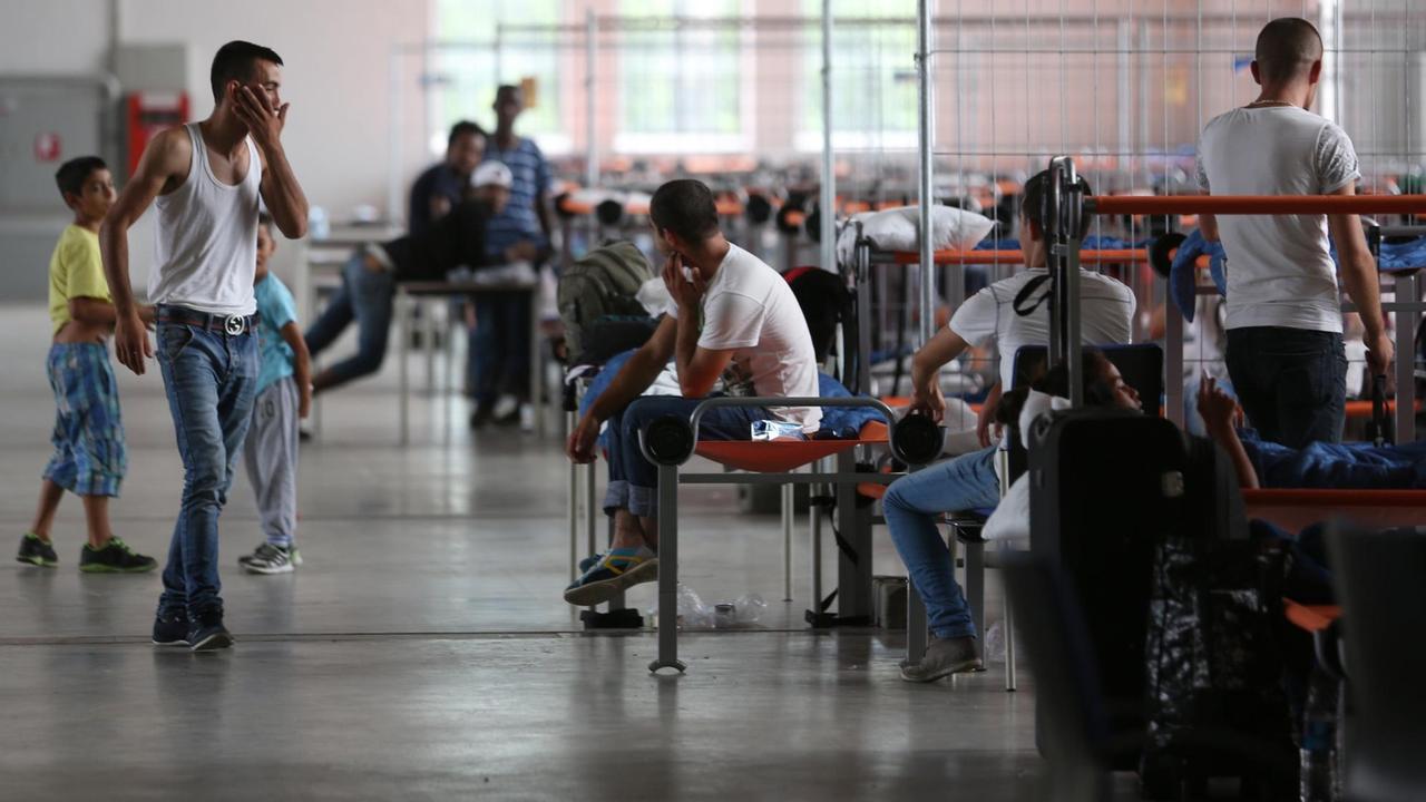 Flüchtlinge aus Albanien in der zur Flüchtlingsunterkunft umgebauten Alfred-Fischer-Halle in Hamm Flüchtlinge aus Albanien in der zur Flüchtlingsunterkunft umgebauten Alfred-Fischer-Halle in Hamm
