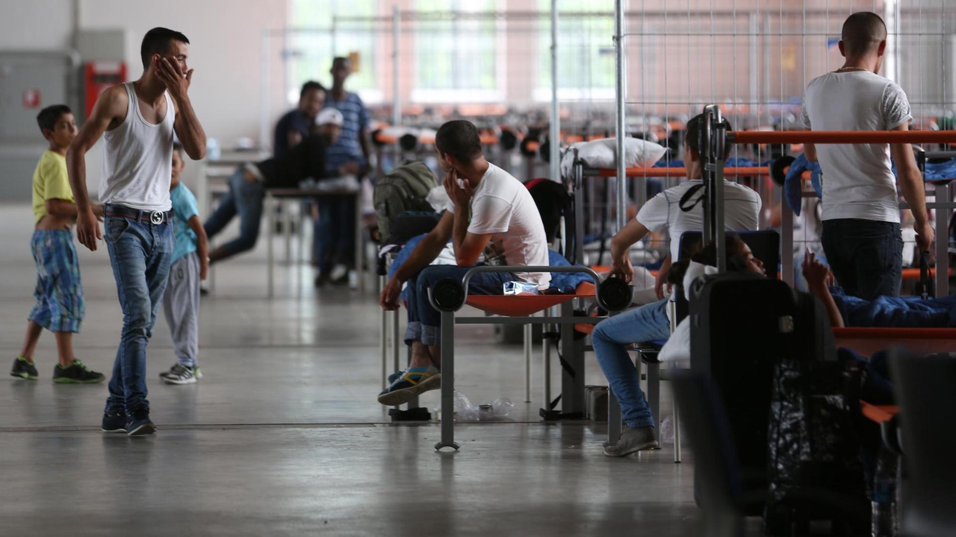 Flüchtlinge aus Albanien in der zur Flüchtlingsunterkunft umgebauten Alfred-Fischer-Halle in Hamm Flüchtlinge aus Albanien in der zur Flüchtlingsunterkunft umgebauten Alfred-Fischer-Halle in Hamm