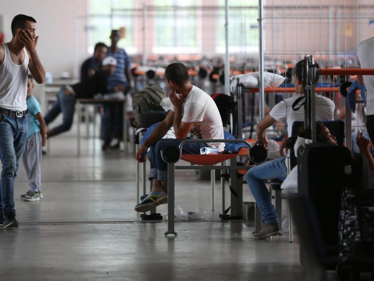 Flüchtlinge aus Albanien in der zur Flüchtlingsunterkunft umgebauten Alfred-Fischer-Halle in Hamm
