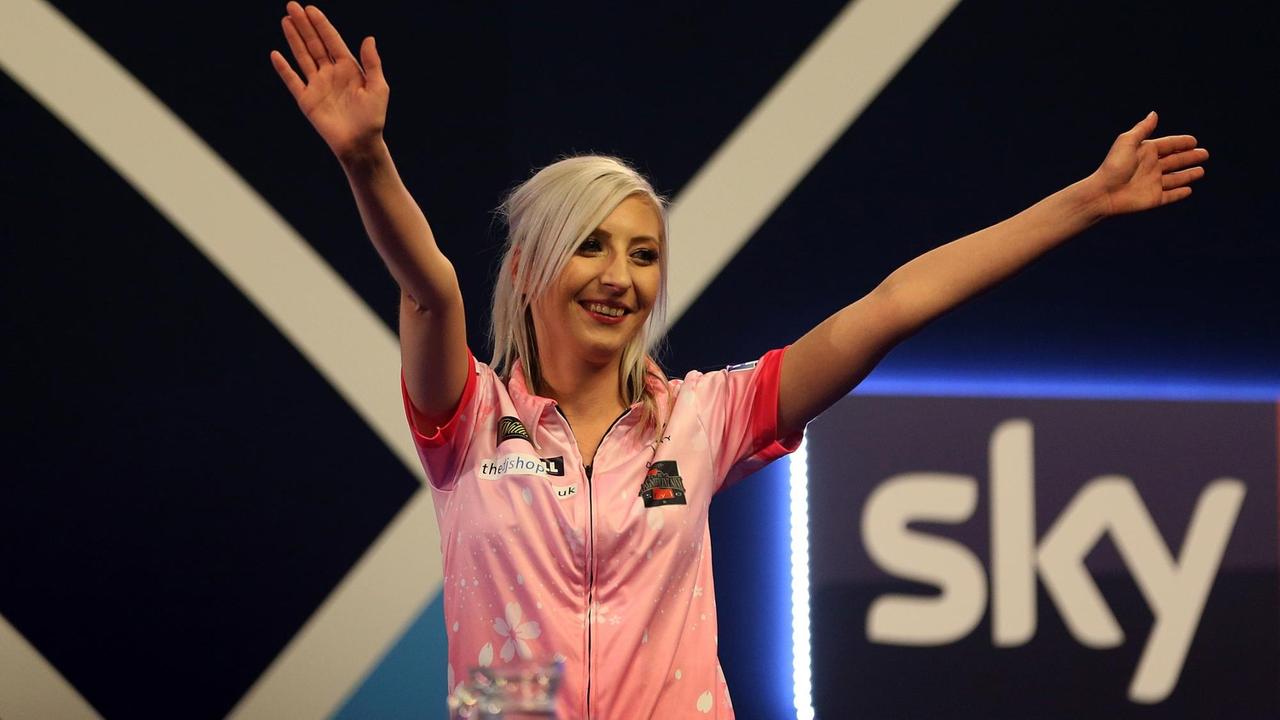 London: Darts: WM im Alexandra Palace.Fallon Sherrock hebt beide Arme in die Luft und jubelt. London: Darts: WM im Alexandra Palace.Fallon Sherrock hebt beide Arme in die Luft und jubelt.