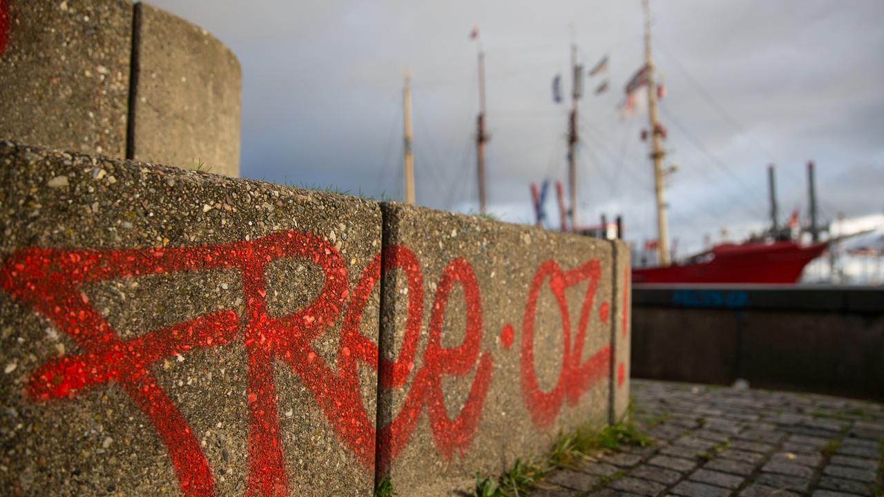 Ein Graffiti des Sprayer "OZ" prangt am 22.10.2014 in Hamburg im Hafen an einer Kaimauer.