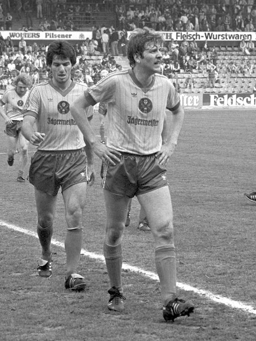 Fußball-Bundesliga - 1984/1985 - 11. Mai 1985 - 30. Spieltag - Eintracht Braunschweig - Borussia Dortmund 2:4 - Die Braunschweiger Reinhold Hintermaier (l) und Lars Ellmerich verlassen enttäuscht das Spielfeld.