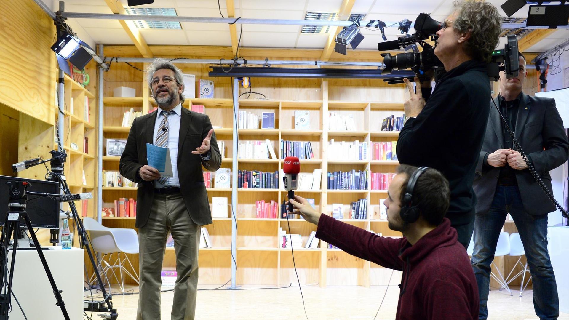Der türkische Journalist Can Dündar (l) nimmt am 23.01.2017 in Berlin an der Eröffnung des Online-Mediums "Özgürüz" in deutscher und türkischer Sprache der Plattform Correctiv teil. Der türkische Journalist Can Dündar (l) nimmt am 23.01.2017 in Berlin an der Eröffnung des Online-Mediums "Özgürüz" in deutscher und türkischer Sprache der Plattform Correctiv teil.