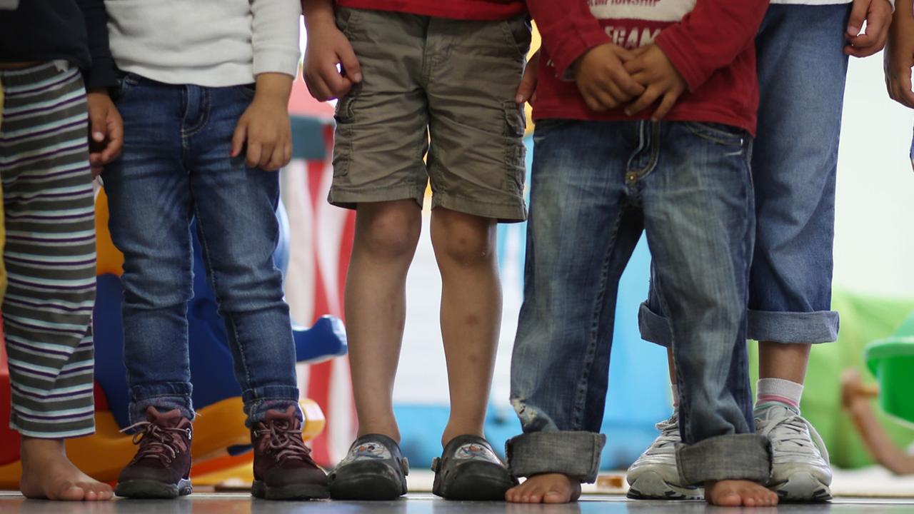 Kinder stehen in einem Kindergarten in Hamburg. Kinder stehen in einem Kindergarten in Hamburg.