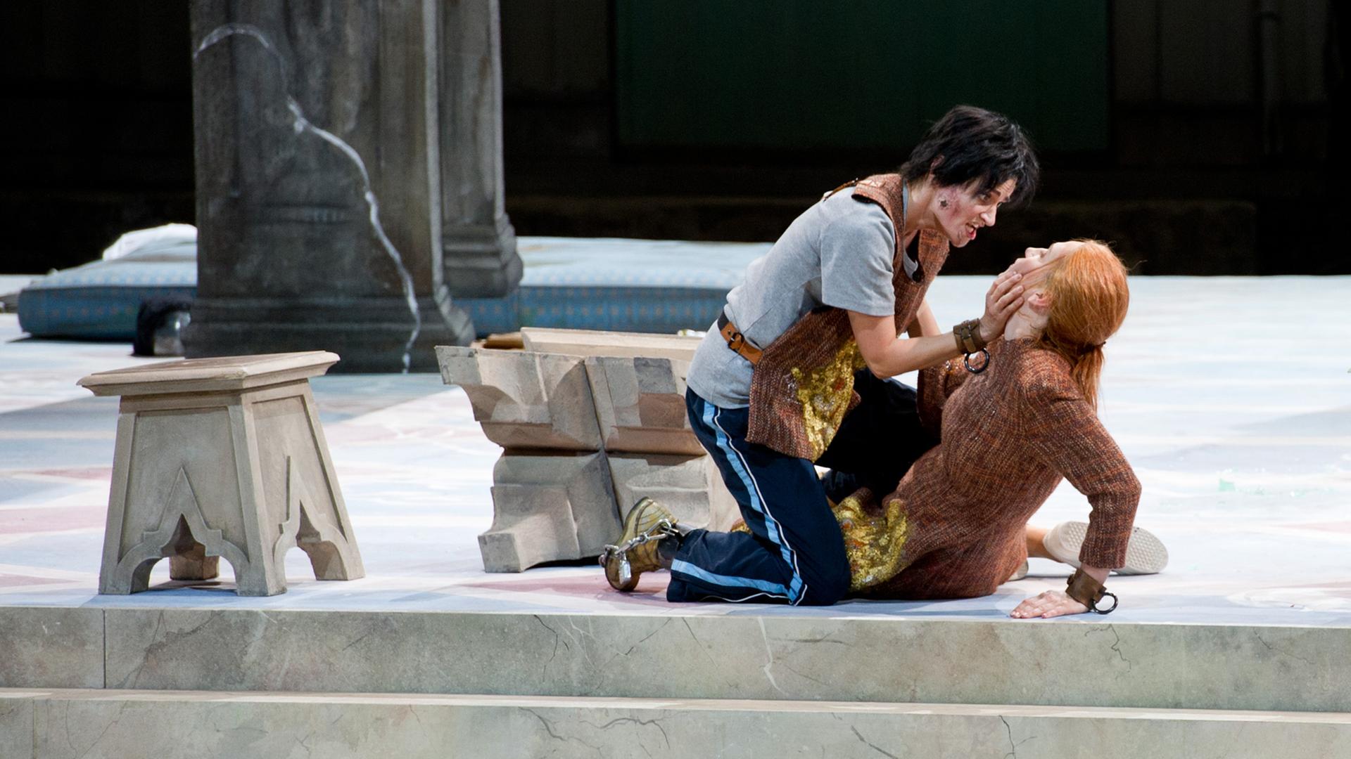Sophie Marilley als Vologeso (l) und Ana Durlovski in ihrer Rolle als Berenice bei einer Probe zur Oper "Berenike, Königin von Armenien". Sophie Marilley als Vologeso (l) und Ana Durlovski in ihrer Rolle als Berenice bei einer Probe zur Oper "Berenike, Königin von Armenien".