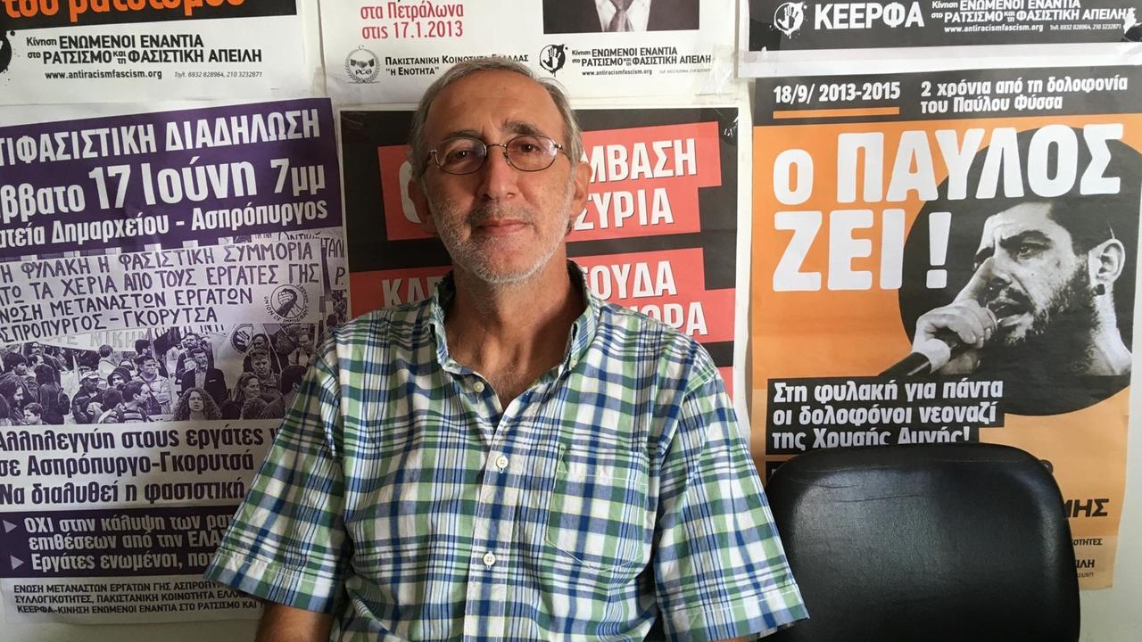Der Athener Stadtrat Petros Konstantinou, der seit Jahren antifaschistisch aktiv ist, steht vor einer Wand mit politischen Plakaten Der Athener Stadtrat Petros Konstantinou, der seit Jahren antifaschistisch aktiv ist, steht vor einer Wand mit politischen Plakaten