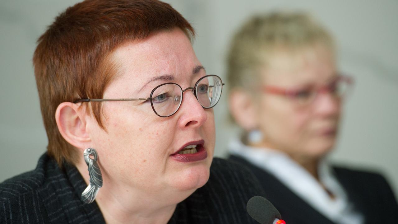 Ein Porträt von Martina Weyrauch, der Leiterin der Brandenburgischen Landeszentrale für politische Bildung. Im Hintergrund ist unscharf eine Frau mit Brille zu sehen. Ein Porträt von Martina Weyrauch, der Leiterin der Brandenburgischen Landeszentrale für politische Bildung. Im Hintergrund ist unscharf eine Frau mit Brille zu sehen.