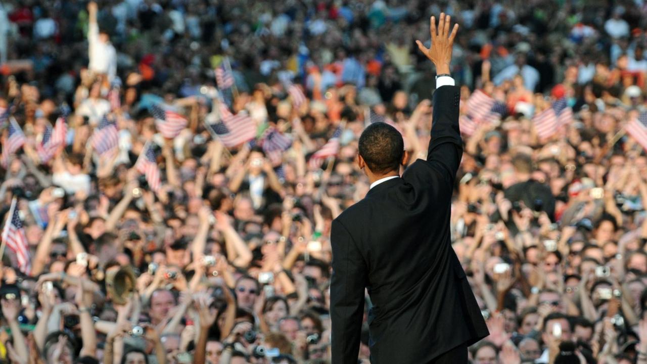 Der Präsidentschaftskandidat der US-Demokraten, Barack Obama, verabschiedet sich am 24.07.2008 an der Siegessäule in Berlin nach seiner Rede bei den Zuhörern. Der Präsidentschaftskandidat der US-Demokraten, Barack Obama, verabschiedet sich am 24.07.2008 an der Siegessäule in Berlin nach seiner Rede bei den Zuhörern.