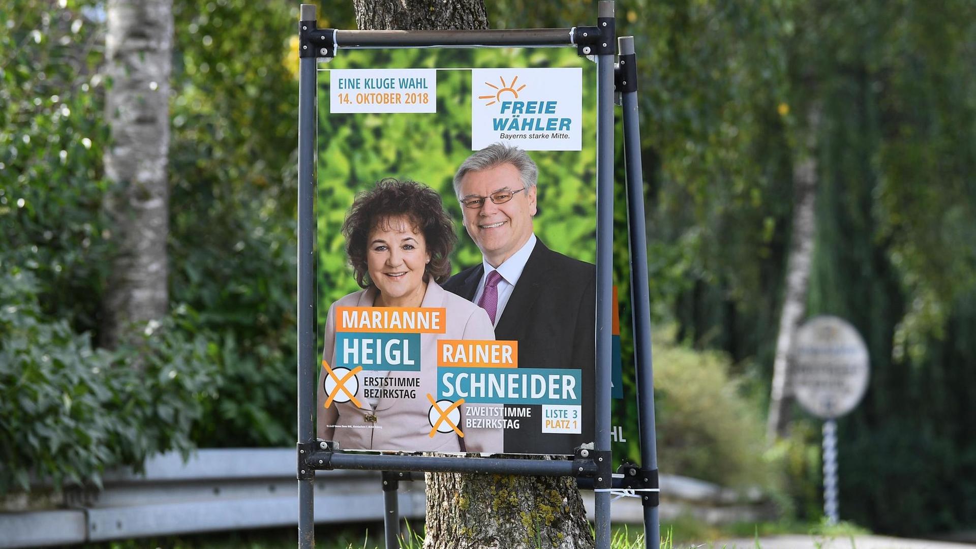 Das Wahlplakat der deutschen Kleinpartei Freie Wähler zeigt die Kandidaten Marianne Heigl und Rainer Schneider