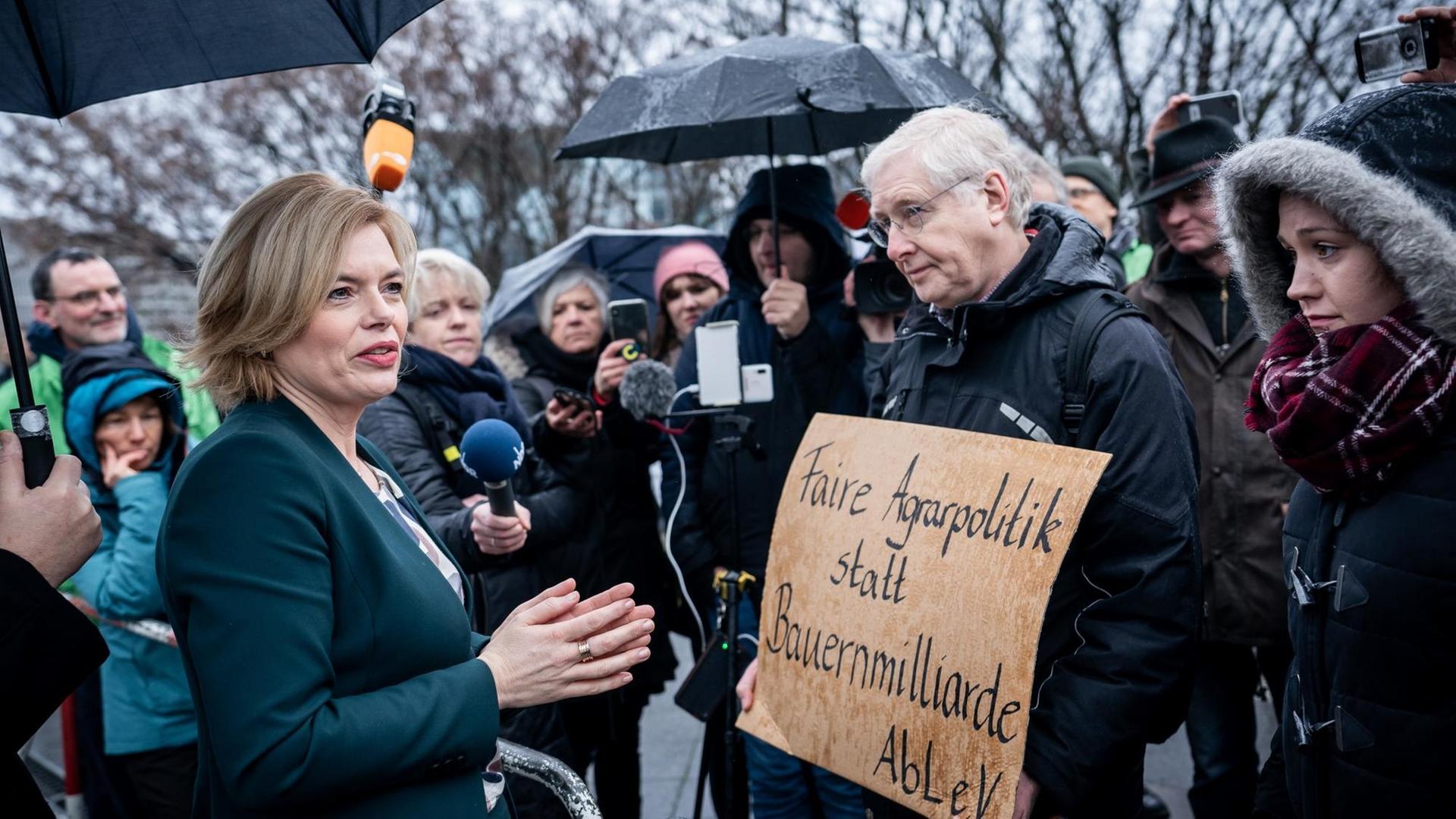 Julia Klöckner (CDU), Bundesministerin für Ernährung und Landwirtschaft, spricht mit Aktivisten Julia Klöckner (CDU), Bundesministerin für Ernährung und Landwirtschaft, spricht mit Aktivisten