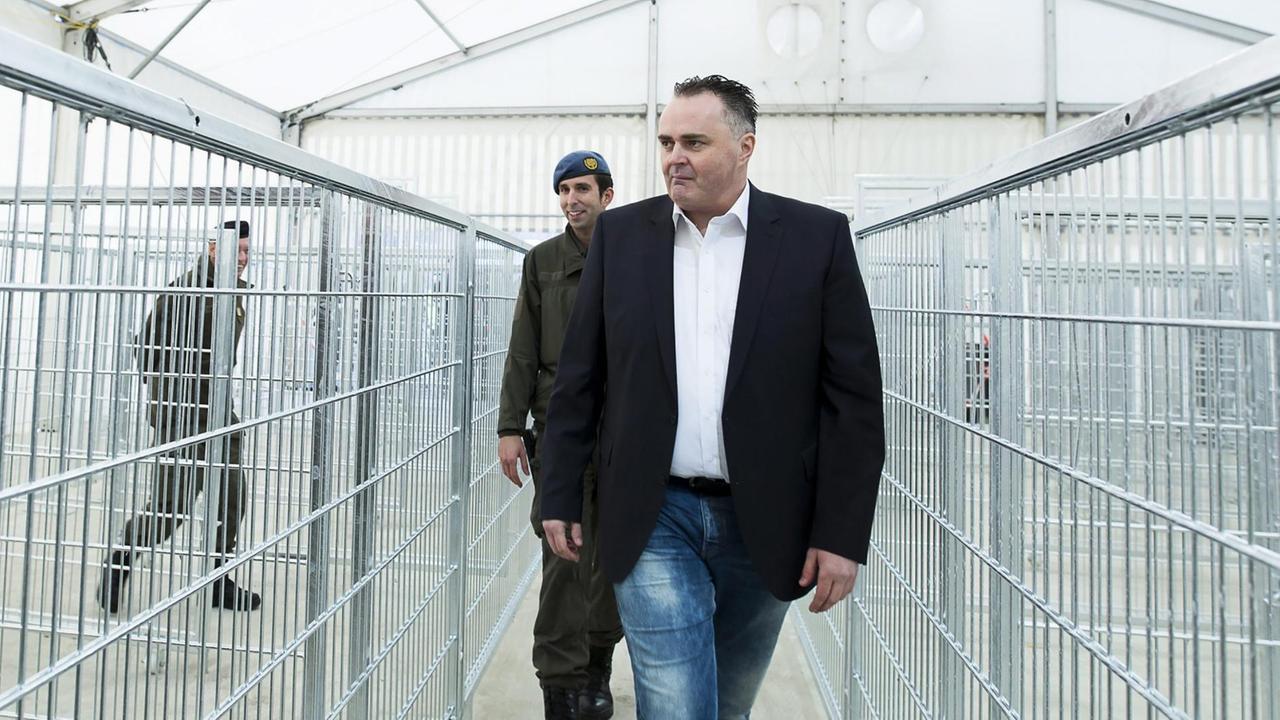 Der österreichische Verteidigungsminister besichtigt ein Flüchtlingslager an der Grenze zu Slowenien.