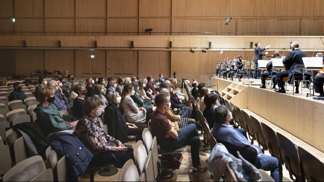 Das Tonhalle-Orchester unter der Leitung von Lionel Bringuier spielt das erste Konzert seit der Lockerung des Corona Massnahmen vor 50 Zuschauern, am Donnerstag, 22. April 2021, in der Tonhalle-Maag in Zürich Das Tonhalle-Orchester unter der Leitung von Lionel Bringuier spielt das erste Konzert seit der Lockerung des Corona Massnahmen vor 50 Zuschauern, am Donnerstag, 22. April 2021, in der Tonhalle-Maag in Zürich