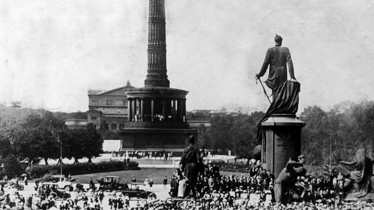Eine große Menschenmenge nimmt zu Beginn des 1. Weltkrieges an einem Gottesdienst am Bismarckdenkmal in Berlin teil. (undatiertes Archivbild) Eine große Menschenmenge nimmt zu Beginn des 1. Weltkrieges an einem Gottesdienst am Bismarckdenkmal in Berlin teil. (undatiertes Archivbild)